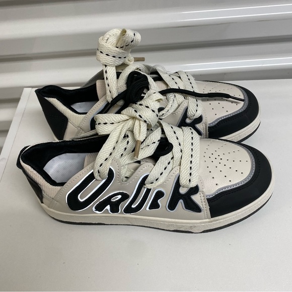 Black and white sneakers - Picture 2 of 3